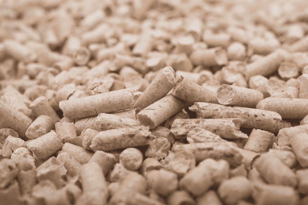Uma pilha de pellets de madeira em uma pilha.